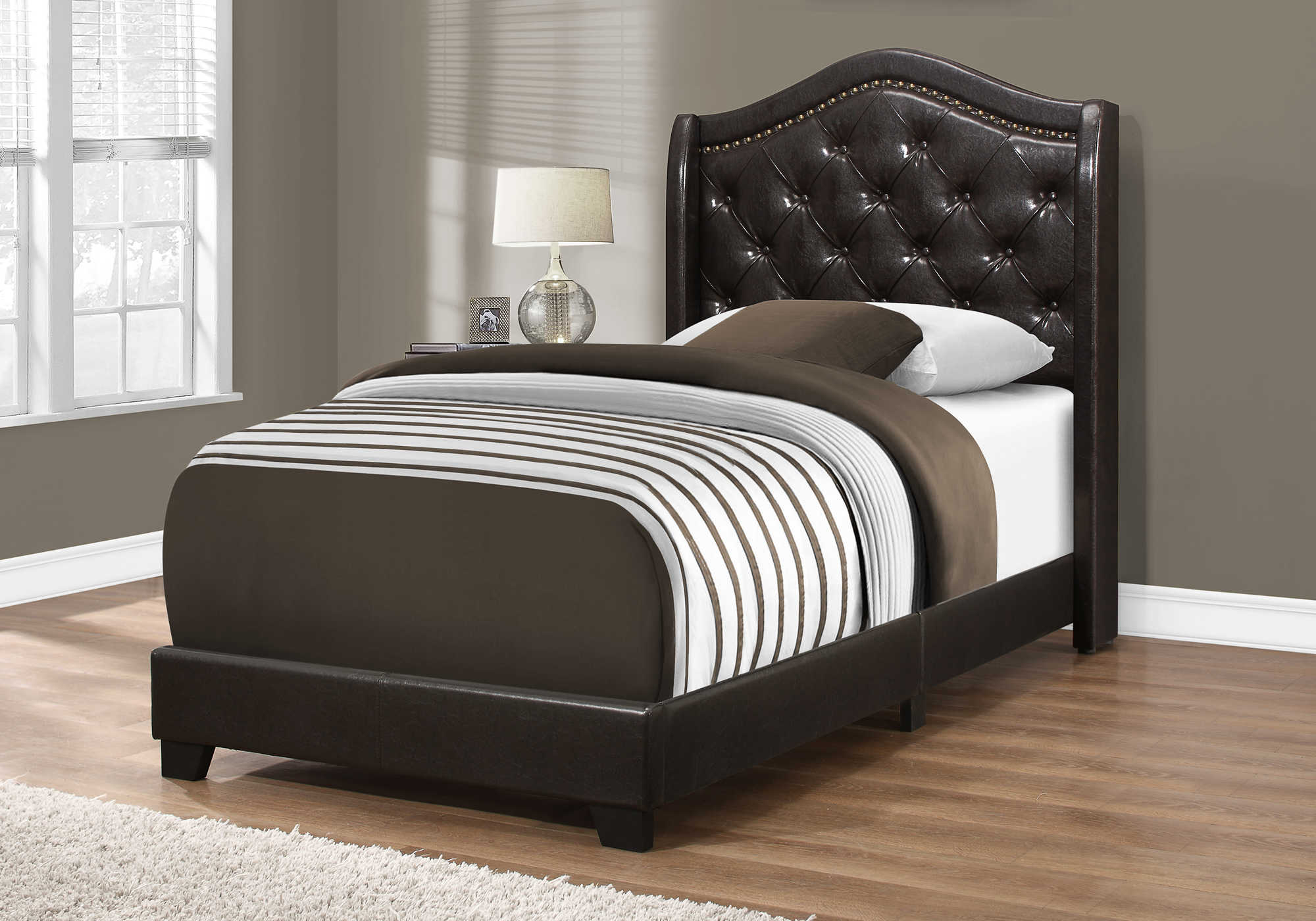 BED - TWIN SIZE / BROWN LEATHER-LOOK WITH BRASS TRIM